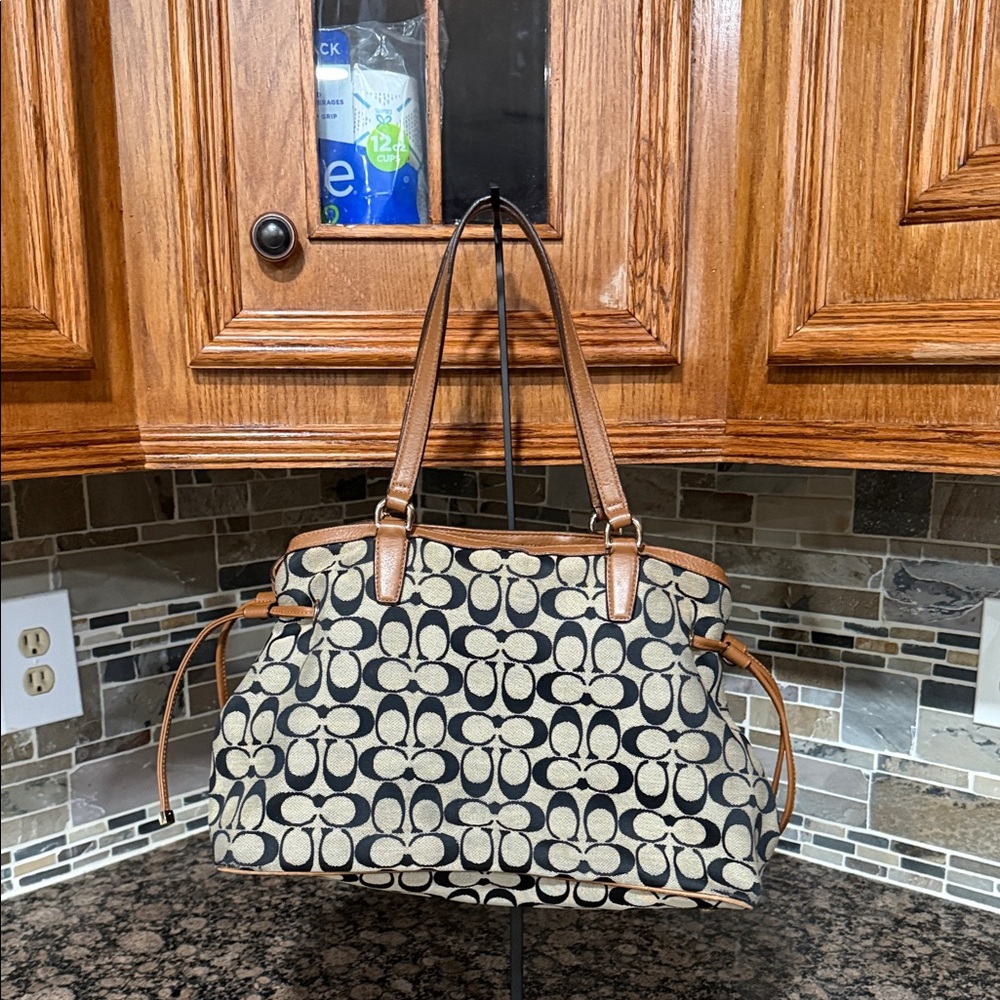 SOLDDDDDDDD Coach Canvas Shoulder Bag in Tan, Black and Cream - Picture 5 of 8